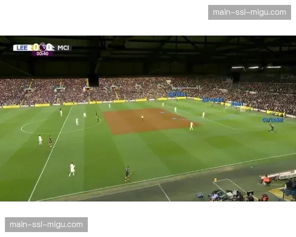 “镜头捕捉：瓜迪奥拉场边大声指挥，要求队员在由攻转守时立即形成三角包围圈”